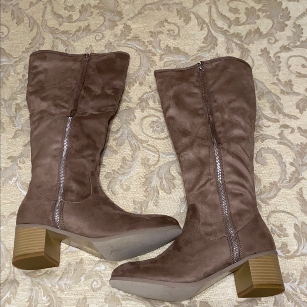 Brand New without Tags BOOTS 8 - Picture 1 of 11